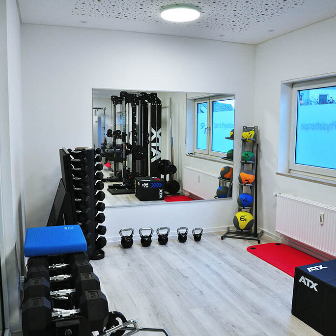 Trainingsraum mit Kettlebell, Medizinbällen, Hanteln und Stabilisationsgeräten